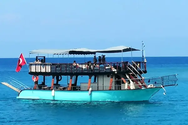 VIP яхта из Кемера: тишина, уединённые бухты, купание, обед с сибасом и шезлонг для каждого гостя. Идеальный тур для спокойного и романтического отдыха.