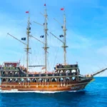 Alanya'da her şey dahil Korsan Gemisi: öğle yemekli tekne turu, alkolsüz içecekler, Ulaş plajında yüzme, köpük partisi ve otel transferi.