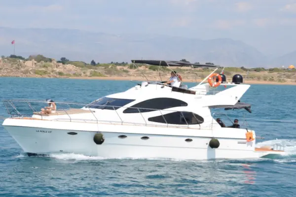 Частная аренда яхты в Сиде Ла Перла Azimut 42 – трансфер, BBQ, купание в бухтах, Клеопатра Бэй и премиум сервис. Идеально для VIP отдыха.