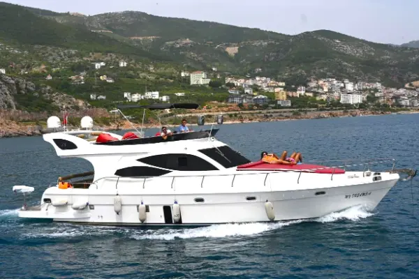 Аренда яхты My Dreams в Алании — частный дневной и закатный круиз из Новой марины. Просторная моторная яхта, обед на борту, трансфер включён. До 12 гостей. Бронируйте сейчас!